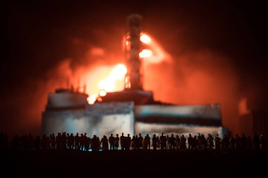 Yaratıcı sanat dekorasyonu. Geceleri Çernobil nükleer santrali. Nükleer reaktör patlamasından sonra terk edilmiş Çernobil istasyonunun düzeni.