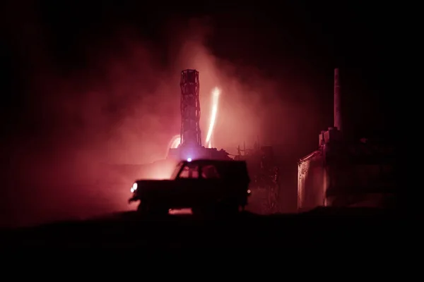 Δημιουργική διακόσμηση τέχνης. Το εργοστάσιο πυρηνικής ενέργειας του Τσερνομπίλ τη νύχτα. Διάταξη εγκαταλελειμμένου σταθμού του Τσερνομπίλ μετά από έκρηξη πυρηνικού αντιδραστήρα. — Φωτογραφία Αρχείου