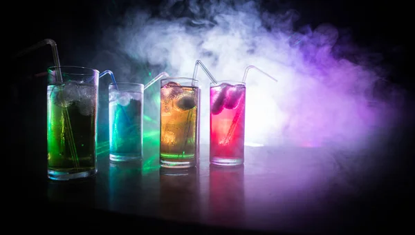Kolekcja kolorowych zdjęć z cytryną na pasku; zestaw alkoholu mini strzelanek koktajlowych z limonką; — Zdjęcie stockowe