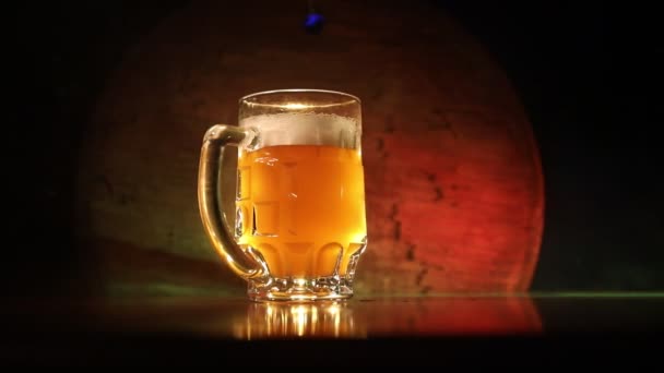 Creatief Concept Pint Vers Bier Gras Achtergrond Glas Lagerbier Klaar — Stockvideo