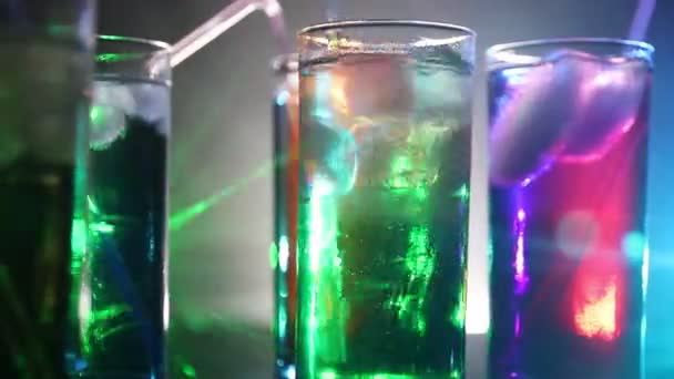 Vijf cocktails op de balk met rook op donkere achtergrond. Geel, groen en blauw gekleurde glazen. — Stockvideo