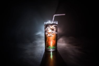 Kokteyl cam koyu tonda dumanlı arka plan veya cam renkli kokteyl sıçrayan. Parti kulübü eğlencesi. Karışık ışık.
