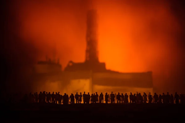 Décoration artistique créative. Centrale nucléaire de Tchernobyl la nuit. Aménagement de la centrale abandonnée de Tchernobyl après l'explosion d'un réacteur nucléaire . — Photo