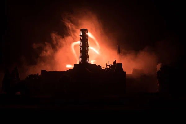 Décoration artistique créative. Centrale nucléaire de Tchernobyl la nuit. Aménagement de la centrale abandonnée de Tchernobyl après l'explosion d'un réacteur nucléaire . — Photo