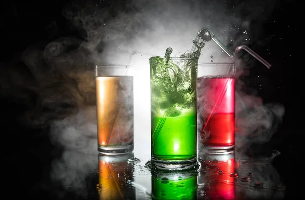 Collection de photos colorées avec citron sur le bar ; ensemble de mini tireurs de cocktail alcool avec citron vert ; — Photo