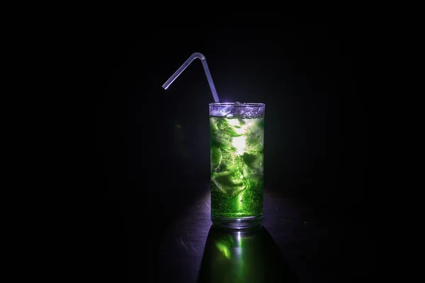 Cocktail glass splashing on dark toned smoky background or colorful cocktail in glass. Pesta hiburan klub. Campuran cahaya . — Stok Foto