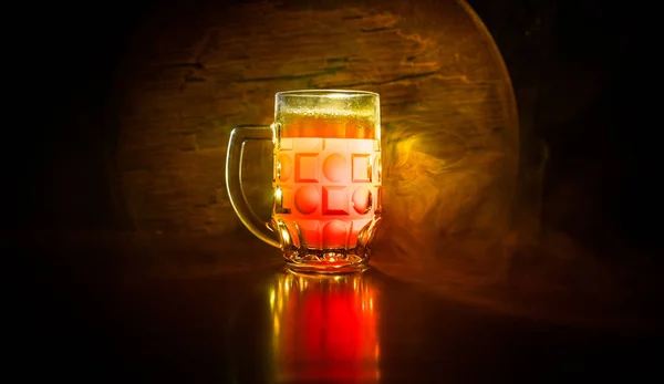 Conceito criativo. copos de cerveja na mesa de madeira no fundo enevoado tonificado escuro . — Fotografia de Stock