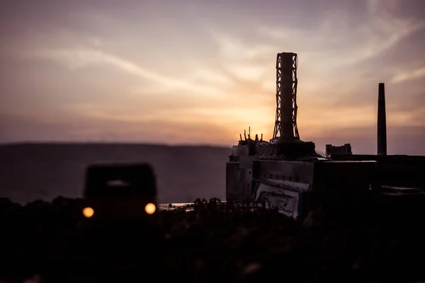 Творчий прикраси мистецтва. Чорнобильська атомна електростанція вночі. Схема покинутих чорнобильських станцій після вибуху ядерного реактора. — стокове фото