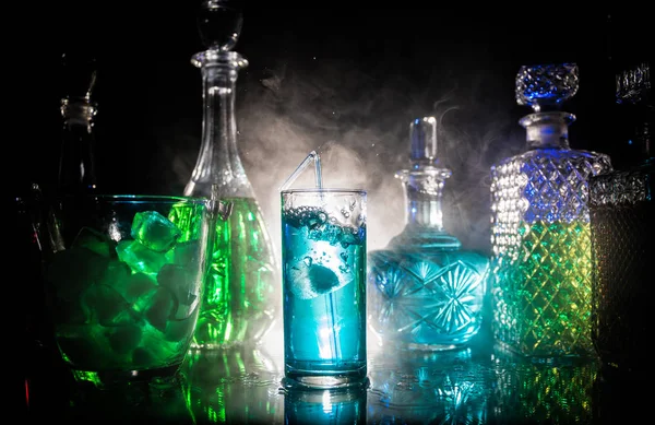 Sammlung von bunten Aufnahmen mit Zitrone an der Bar; Set von Alkohol-Mini-Cocktail-Shootern mit Limette; — Stockfoto