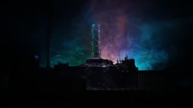 Yaratıcı sanat dekorasyonu. Geceleri Çernobil nükleer santrali. Nükleer reaktör patlamasından sonra terk edilmiş Çernobil istasyonunun planı. Seçici odak