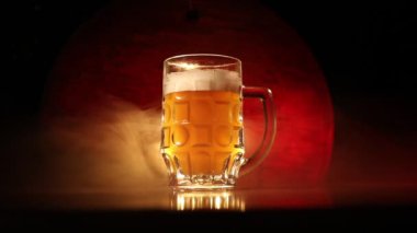 Yaratıcı konsept. Arka planda çimenlerin üzerine taze bira. Bir bardak bira içmek için hazır. Kopya alanı. Seçici odaklama