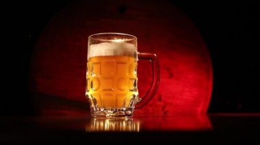 Yaratıcı konsept. Arka planda çimenlerin üzerine taze bira. Bir bardak bira içmek için hazır. Kopya alanı. Seçici odaklama