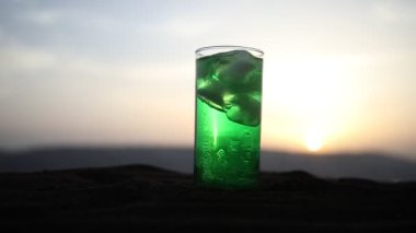 Koyu sisli tonlu arka planda kulüp içkiile cam yakından görünümü. Seçici odak. Kulüp içki konsepti