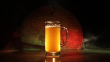 Yaratıcı konsept. Arka planda çimenlerin üzerine taze bira. Bir bardak bira içmek için hazır. Kopya alanı. Seçici odaklama