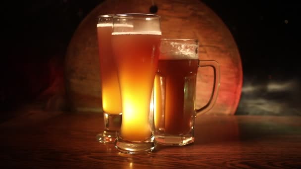 Concept Créatif Bière Fraîche Dans Des Verres Sur Fond Verres — Video