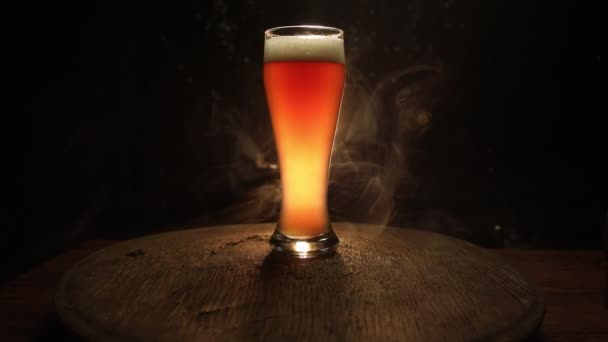 Concetto Creativo Pinta Birra Fresca Sull Erba Sullo Sfondo Bicchiere — Video Stock