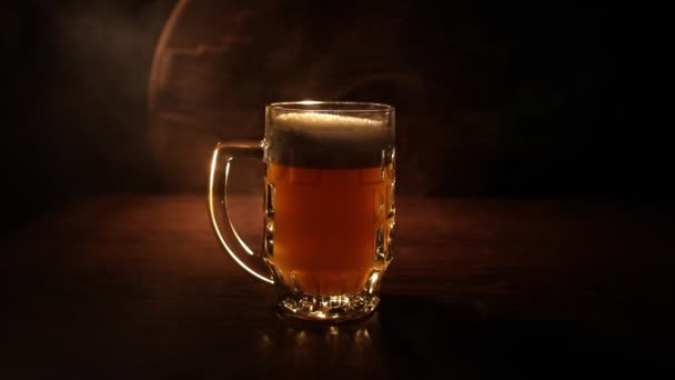 Kreatives Konzept Pint Von Frischem Bier Auf Gras Hintergrund Glas — Stockvideo