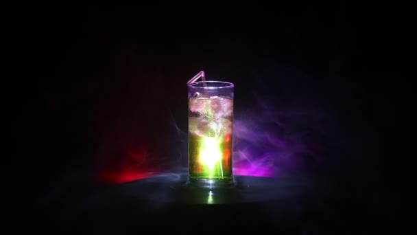 Vista Cercana Vidrio Con Bebida Club Sobre Fondo Oscuro Nebuloso — Vídeo de stock
