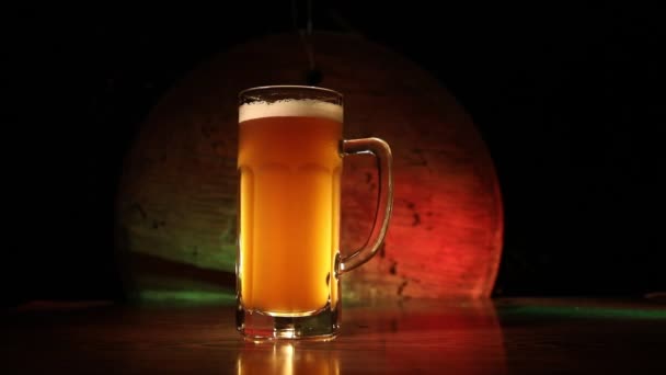 Concetto Creativo Pinta Birra Fresca Sull Erba Sullo Sfondo Bicchiere — Video Stock