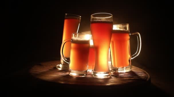 Tvůrčí Koncept Čerstvé Pivo Brýlích Pozadí Sklenice Ležáku Připravená Drink — Stock video