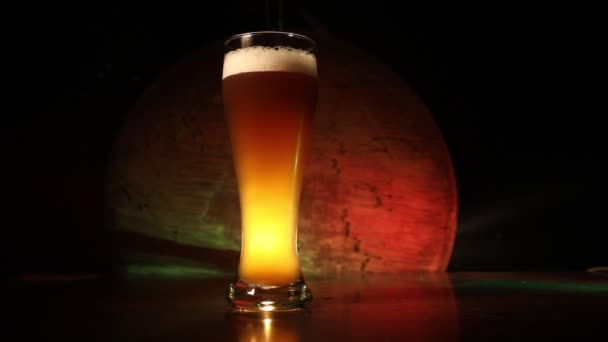 Kreatives Konzept Pint Von Frischem Bier Auf Gras Hintergrund Glas — Stockvideo