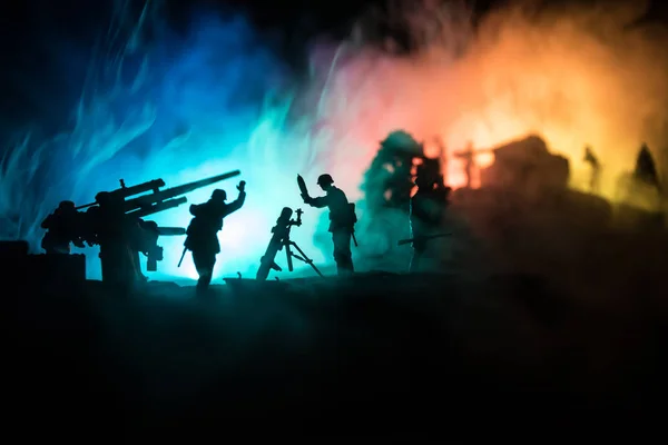 Krigskoncept. Militära silhuetter slåss scen på krig dimma himmel bakgrund, — Stockfoto