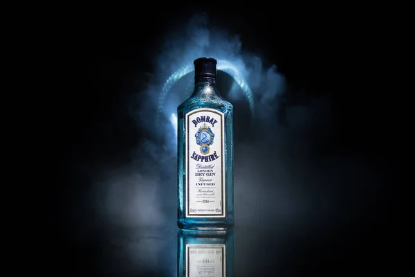 Bakou, Azerbaïdjan - 16 JUIN. 2019, Bouteille de Bombay Sapphire, une marque de gin distribuée par Bacardi . — Photo