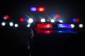 Policejní auta v noci. Policejní vůz honí v noci auto s mlhovým pozadím. 911 nouzová odezva