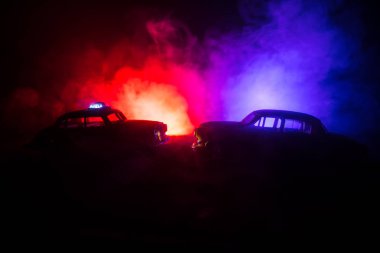 Polis arabası sisli bir arabayı gece takip ediyor. 911 acil durum arabası suç mahalline doğru hızla gidiyor. Seçici odak