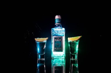 Bakü, Azerbaycan - 16 Haziran. 2019. Koyu tonda sisli arka plan üzerinde ahşap masa üzerinde Olmeca Tekila. Olmeca Tekila Jalisco, Meksika'da üretilen bir tekila.