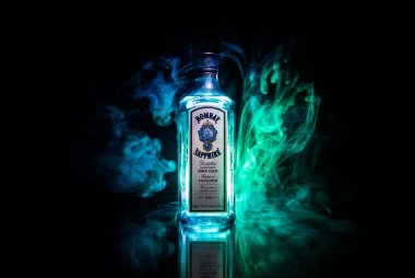 Bakü, Azerbaycan - 16 Haziran. 2019, Bombay Sapphire Şişesi, Bacardi tarafından dağıtılan bir cin markası.