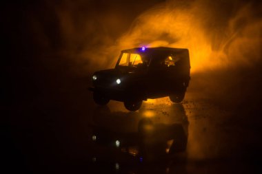 Geceleri polis arabaları. Polis arabası geceleri sis geçmişi olan bir arabayı kovalıyor. 911 Acil durum müdahalesi
