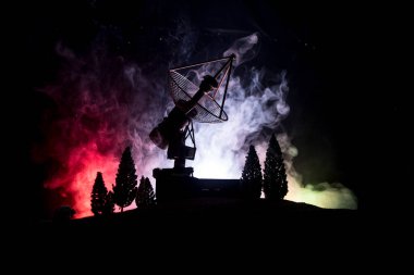 Siluetleri çanak antenler veya radyo antenleri gece gökyüzü karşı. Uzay Gözlemevi.