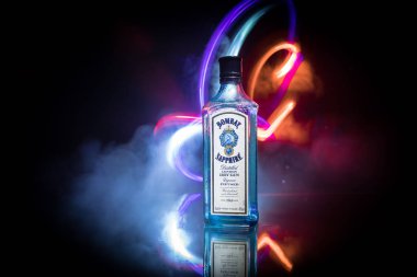 Bakü, Azerbaycan - 16 Haziran. 2019, Bombay Sapphire Şişesi, Bacardi tarafından dağıtılan bir cin markası.