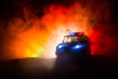 Geceleri polis arabaları. Polis arabası geceleri sis geçmişi olan bir arabayı kovalıyor. 911 Acil durum müdahalesi