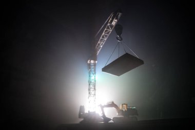 Şaşırtıcı günbatımı gökyüzü üzerinde inşaat vinç silueti ile Soyut Endüstriyel arka plan. Akşam gökyüzüne karşı kule vinç. Endüstriyel ufuk çizgisi
