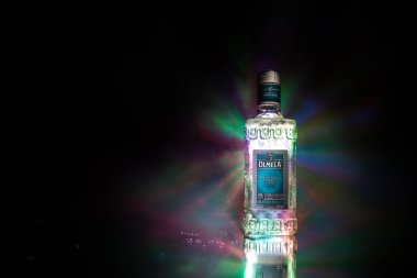 Bakü, Azerbaycan - 16 Haziran. 2019. Koyu tonda sisli arka plan üzerinde ahşap masa üzerinde Olmeca Tekila. Olmeca Tekila Jalisco, Meksika'da üretilen bir tekila.