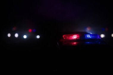 Geceleri polis arabaları. Polis arabası geceleri sis geçmişi olan bir arabayı kovalıyor. 911 Acil müdahale pselective odak