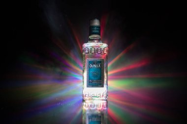 Bakü, Azerbaycan - 16 Haziran. 2019. Koyu tonda sisli arka plan üzerinde ahşap masa üzerinde Olmeca Tekila. Olmeca Tekila Jalisco, Meksika'da üretilen bir tekila.