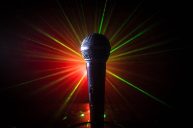 Mikrofon karaoke, konser. Bulanık arka plan ile düşük ışıkta ses mikrofonu. Canlı müzik, ses ekipmanları. Karaoke konseri, şarkı sesi. Karaokelerde şarkıcı, mikrofon.