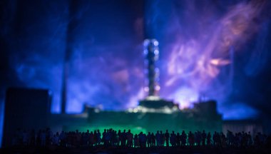 Yaratıcı sanat dekorasyonu. Geceleri Çernobil nükleer santrali. Nükleer reaktör patlamasından sonra terk edilmiş Çernobil istasyonunun düzeni.