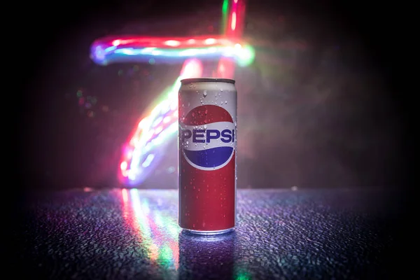 Baku, Azerbajdzsán-április 20, 2019: Pepsi ellen lehet sötét tónusú ködös háttérben. A Pepsi egy széntartalmú üdítőital, amelyet a Pepsi — Stock Fotó