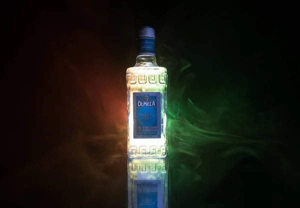 Baku, Ázerbájdžán-16. 2019 Olmeca Tequila na dřevěném stole na tmavém, zamlžené, mlhavé pozadí. Olmeca Tequila je Tequila vyráběná z Jaliska v Mexiku.. — Stock fotografie