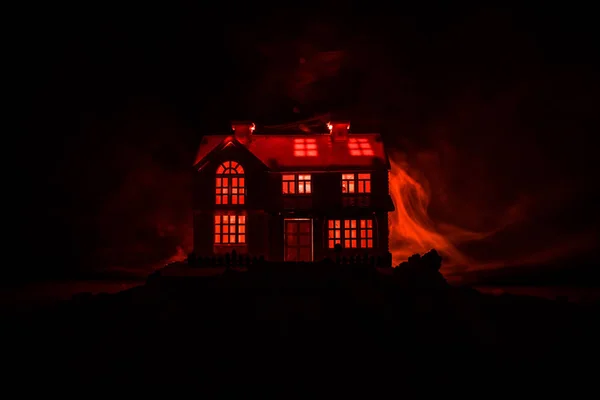 Gammalt hus med ett spöke i skogen på natten eller övergivna skräck spökhuset i dimma. Gamla mystiska byggnaden i döda träd skogen. Träd på natten med månen. Surrealistiska lampor. — Stockfoto