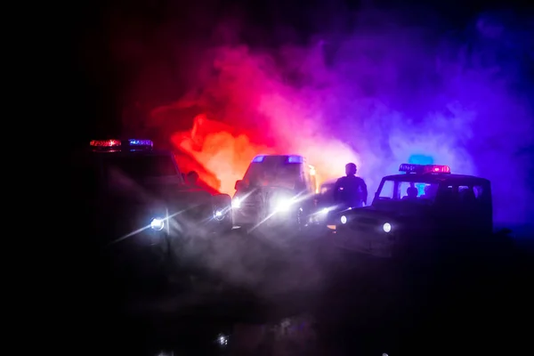 Samochody policyjne w nocy. Samochód policyjny goni samochód w nocy z mgłą tle. 911 reakcja awaryjna pselektywnego skupienia — Zdjęcie stockowe