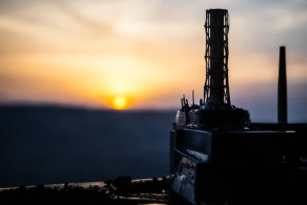 Decoración artística creativa. Central nuclear de Chernobyl por la noche. Diseño de la estación abandonada de Chernobyl después de la explosión del reactor nuclear . — Foto de Stock