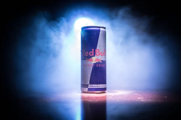 Bakoe, Azerbeidzjan-20 april 2018: Red Bull Classic 250 ml kan op donkere toned mistige achtergrond. Red Bull is een energiedrank verkocht door Oostenrijks bedrijf — Stockfoto