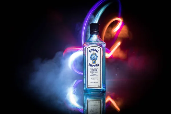 Bakou, Azerbaïdjan - 16 JUIN. 2019, Bouteille de Bombay Sapphire, une marque de gin distribuée par Bacardi . — Photo