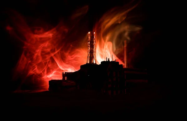 Творчий прикраси мистецтва. Чорнобильська атомна електростанція вночі. Схема покинутих чорнобильських станцій після вибуху ядерного реактора. — стокове фото