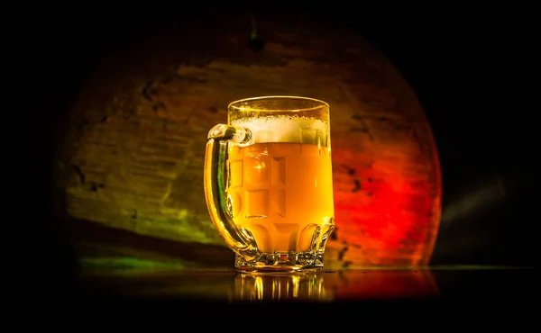 Concetto creativo. Bicchieri di birra su tavolo di legno a sfondo scuro nebbioso tonica . — Foto Stock